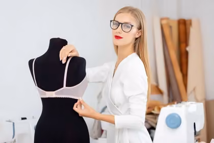 Brafitterka - jakie są jej obowiązki oraz ile zarabia? Czy można się utrzymać z brafittingu?