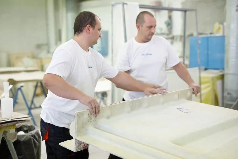 Laminater/Laminowanie el. kompozytowych z żywic i tkanin