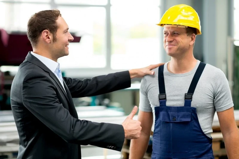 Praca przy kompletacji opakowań z tworzyw sztucznych