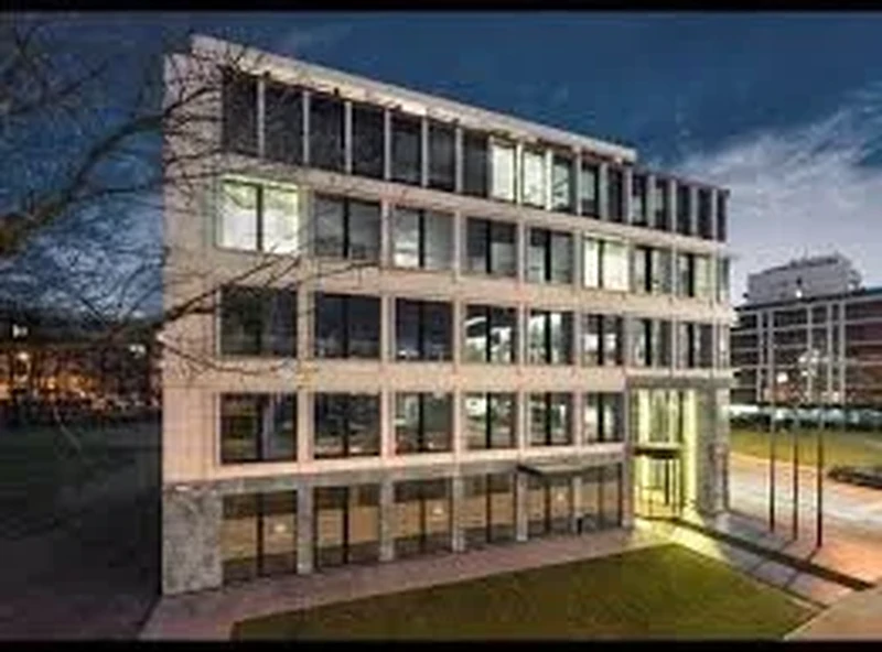 Osoba wspierająca dział administracji