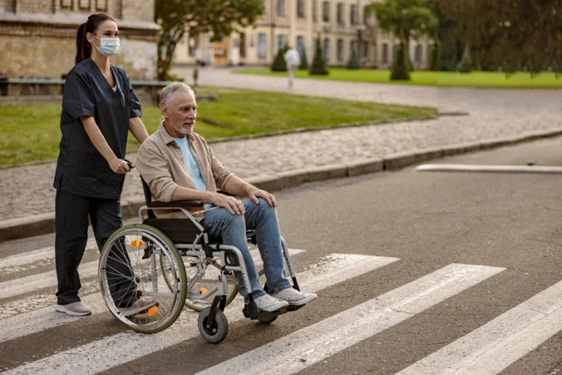 Opiekun osoby starszej - praca, zarobki, doświadczenie, zatrudnienie, przyszłość